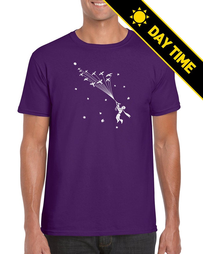 Leuchte Im Dunkeln | Le Petit Prince Der Kleine Prinz Vogelschwarm Antoine De Saint-Exupéry Poetisch Kosmisch T Shirt von revolteez