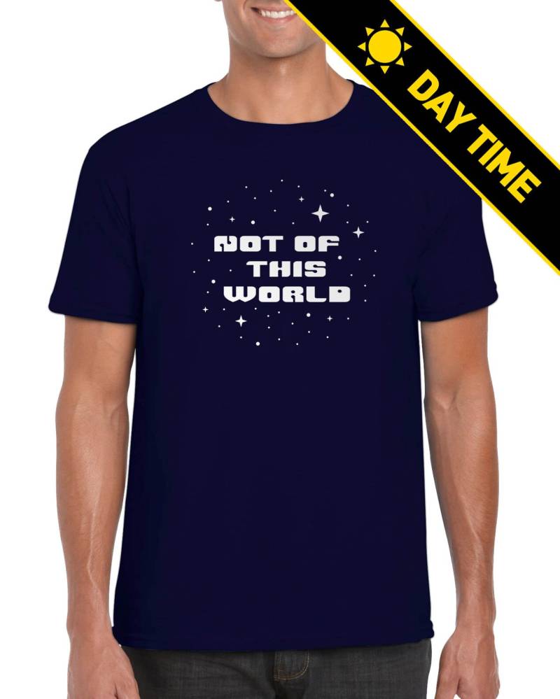 Leuchte Im Dunkeln - Nicht Von Dieser Welt | Weltraum Kosmos Sterne Planeten Gefühle Emotionen Introspecitve T Shirt von revolteez