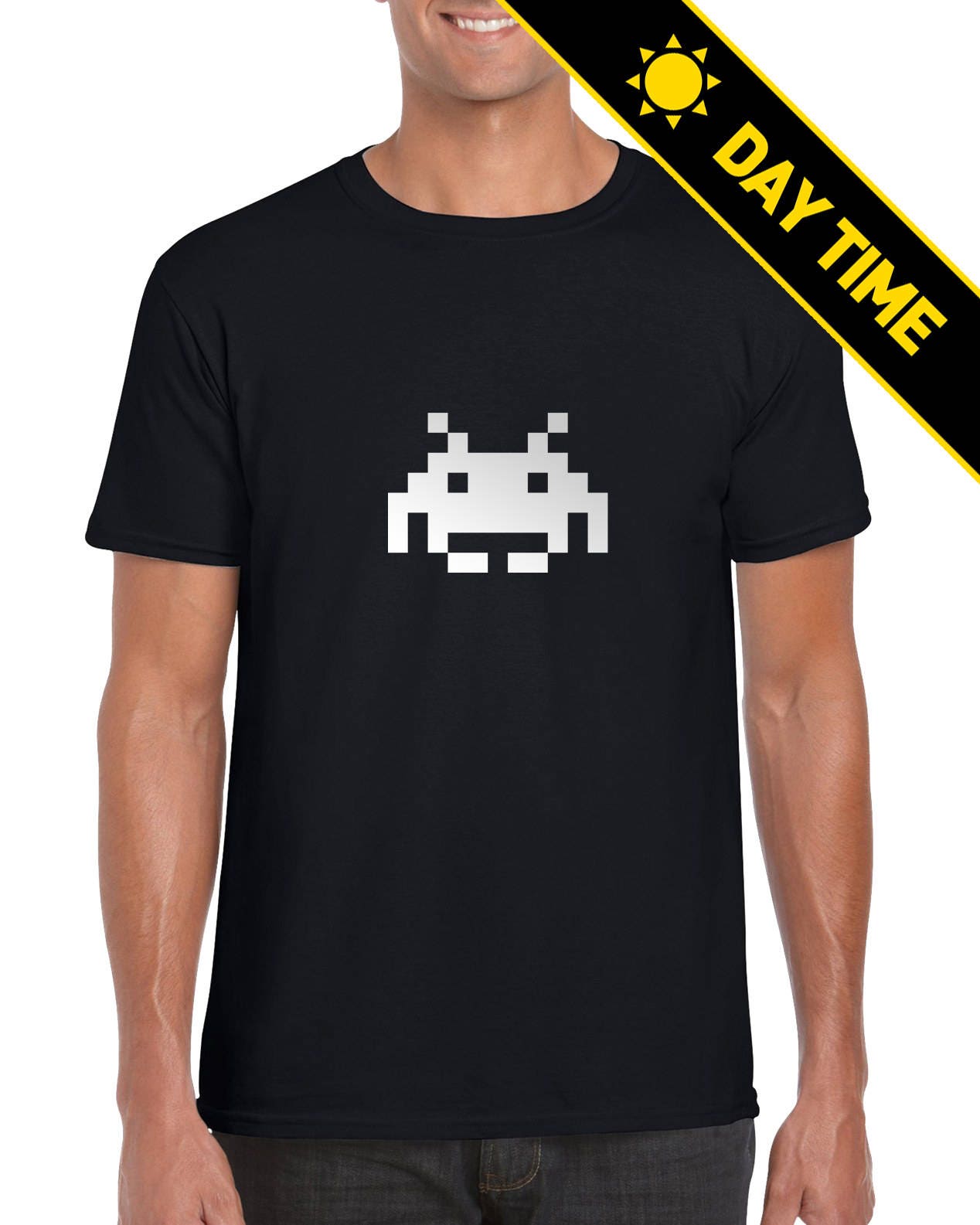 Leuchte Im Dunkeln - Space Invader | 8Bit Classic Retro Arcade Spiel Japan 70Er Jahre T Shirt von revolteez