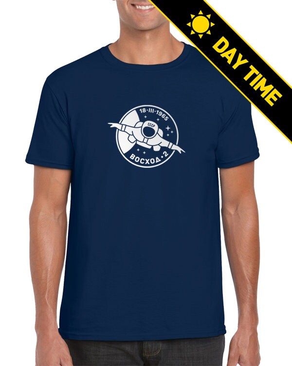 Leuchtet Im Dunkeln - Voskhod 2 | First Spacewalk Alexey Leonov Pavel Belyayev Cccp Udssr Sowjetunion Baiknour T-Shirt von revolteez