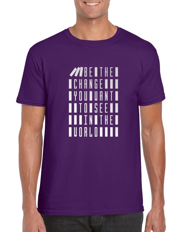 Sei Die Veränderung, Du in Der Welt Sehen Möchtest | Mahatma Gandhi Zitat Words To Live By Domino Effekt Dieser Kerl T Shirt von revolteez