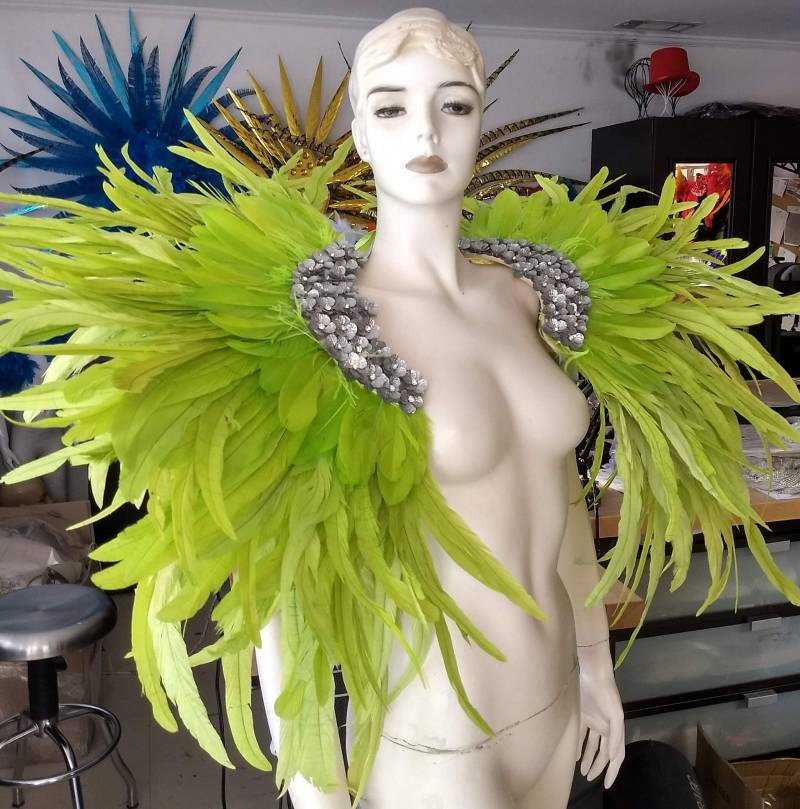 Großes Epaulet Schulter Stück Engel Flügel Feder Cocktail Made in Usa Großes Epaulet Schulter Stück Engel Flügel Feder Cocktail Made in Usa von rhienstone