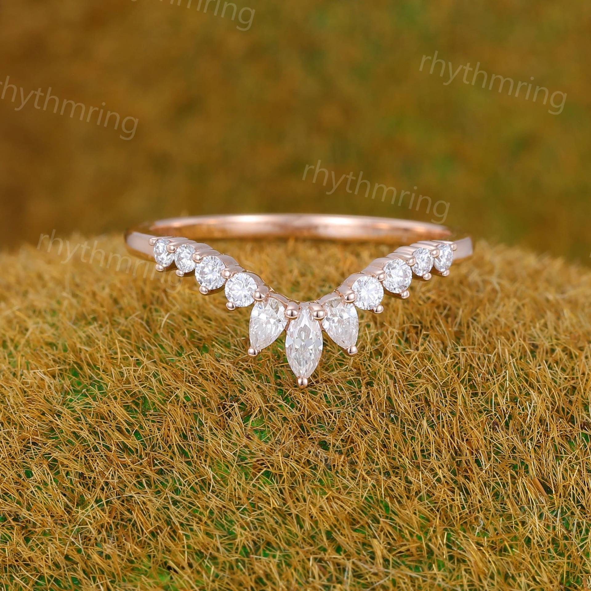 Marquise Moissanit Gebogener Ehering Vintage Einzigartiges Rosegold Chevron-Ehering Pear Förmiger Diamantring Braut Passender Stapelring von rhythmring