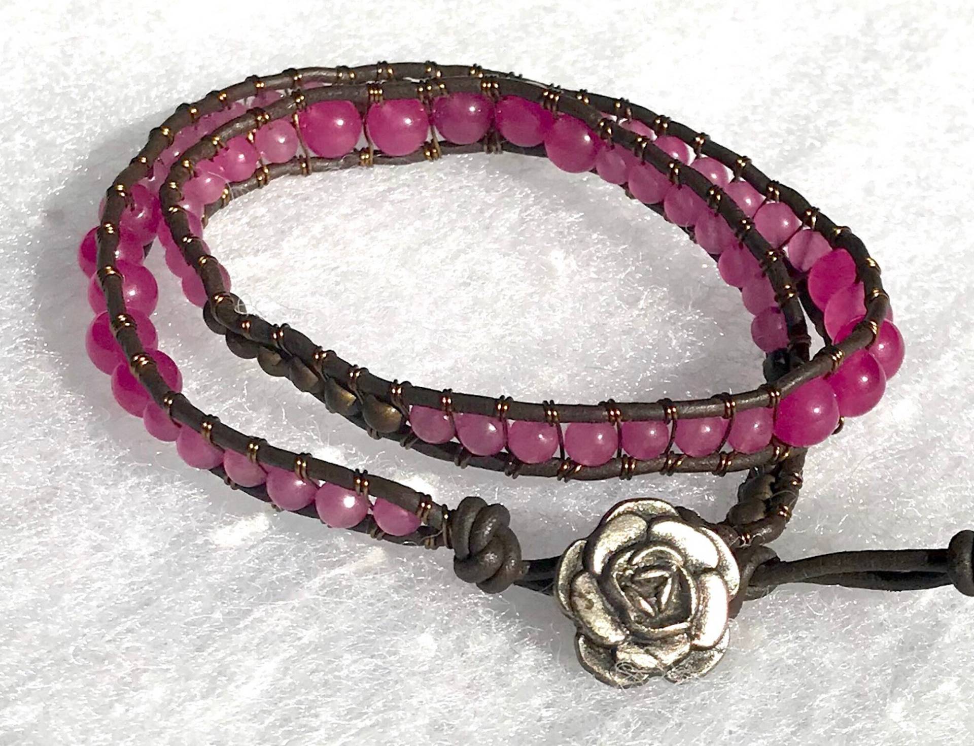 Doppel-Wrap Fuchsia Edelstein Leder & Messing Draht Wickeln Armband von ricats
