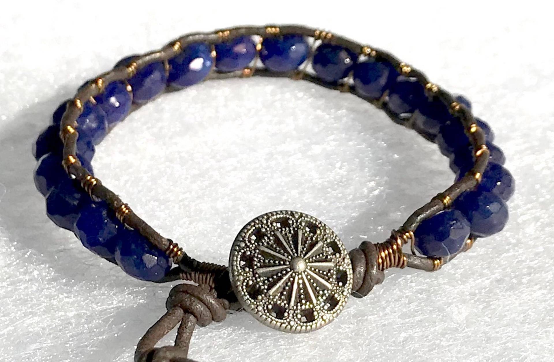 Hübsche Blaue Edelstein Perlen Leder & Messing Draht Wickeln Armband Mit Metall Knopf Verschluss von ricats