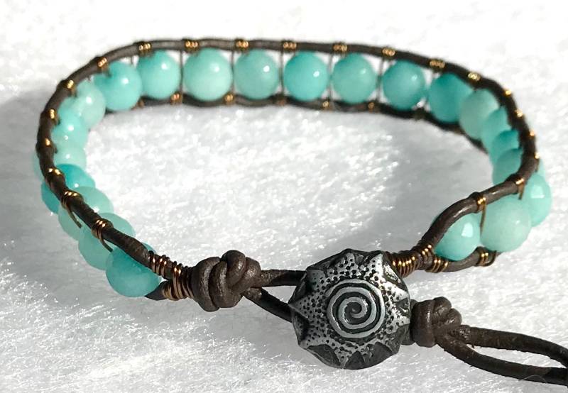 Hübsche Blaue Jade? Edelstein Leder & Messing Draht Wrap Armband von ricats