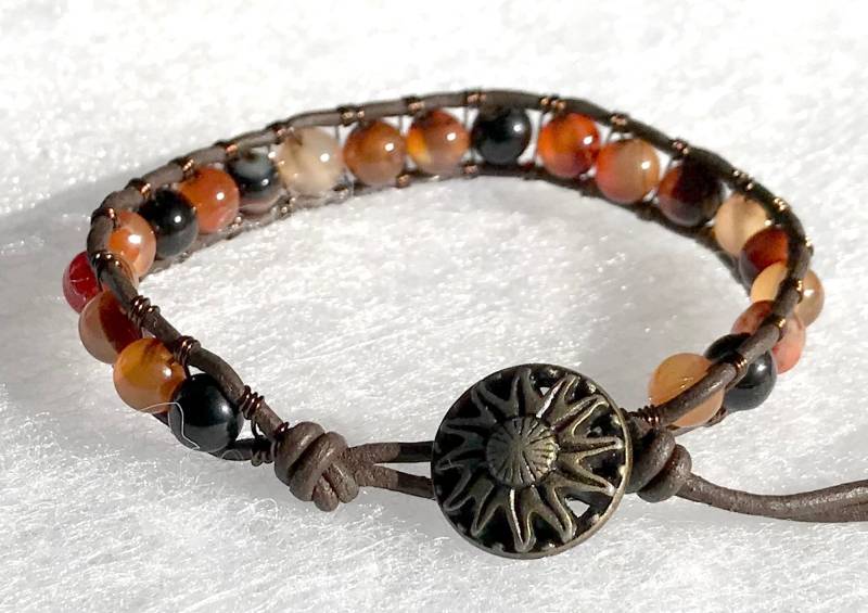 Hübsche Earthtone Achat Edelstein Perlen Und Metall Verschluss Leder & Messing Draht Wickeln Armband von ricats