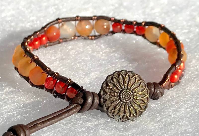 Hübsche Earty Orange Achat Edelstein Leder & Messing Draht Wickeln Armband von ricats