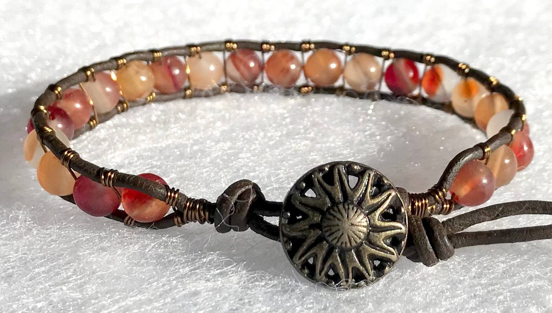 Hübsche Erdige Achat Edelstein Leder & Messing Draht Wickeln Armband von ricats