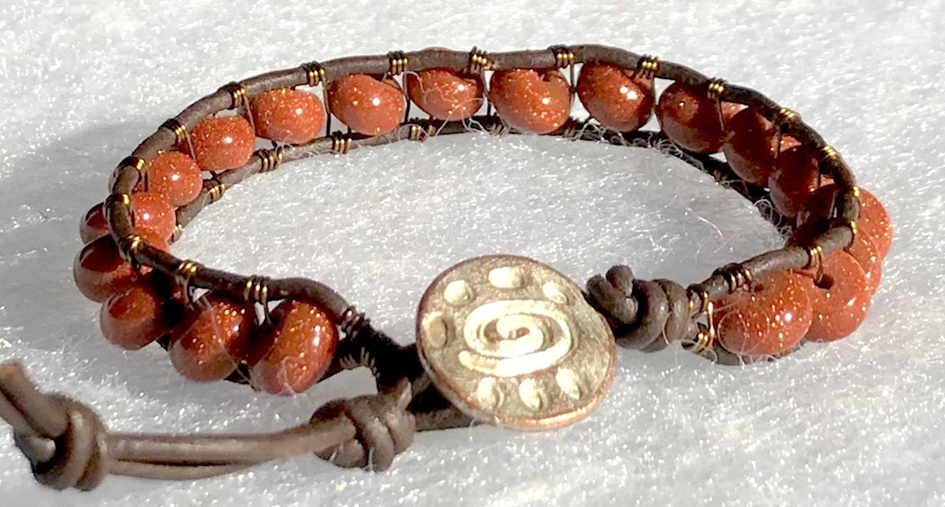 Hübsche Goldstone Edelstein Perlen Und Metall Verschluss Leder & Messing Draht Wickeln Armband von ricats