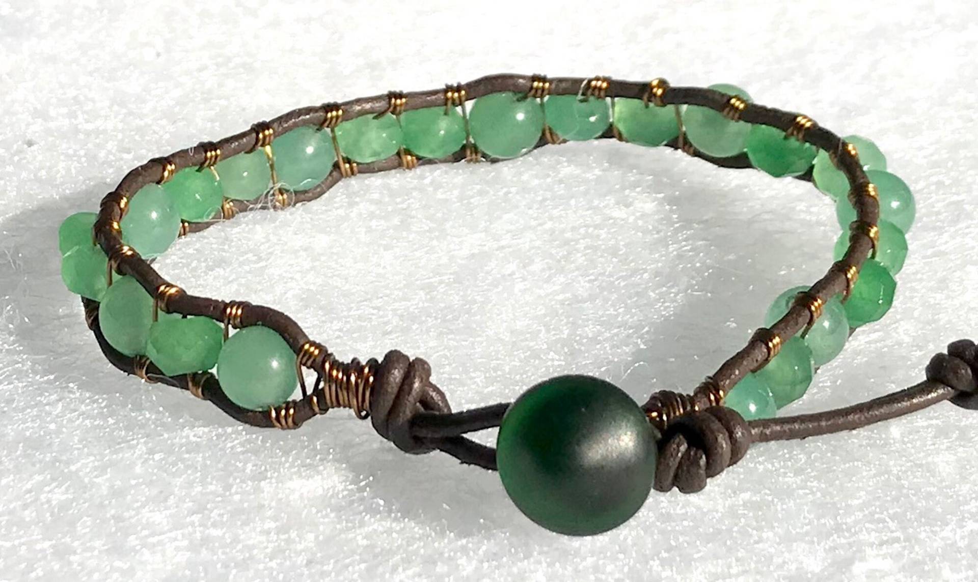 Hübsche Grüne Edelstein Perlen Leder & Messing Draht Wickeln Armband Mit Metall Knopf Verschluss von ricats