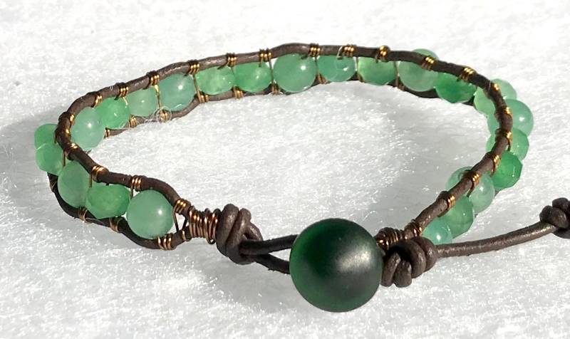 Hübsche Grüne Edelstein Perlen Leder & Messing Draht Wickeln Armband Mit Metall Knopf Verschluss von ricats