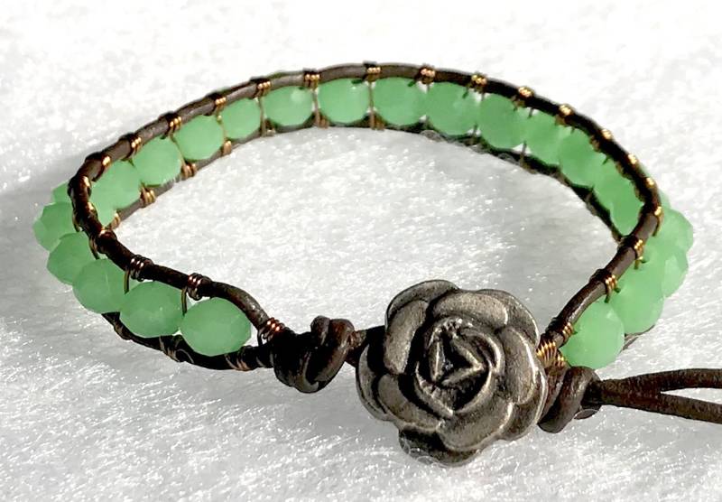 Hübsche Grüne Kristall Perlen Leder & Messing Draht Wickeln Armband Mit Metall Knopf Verschluss von ricats