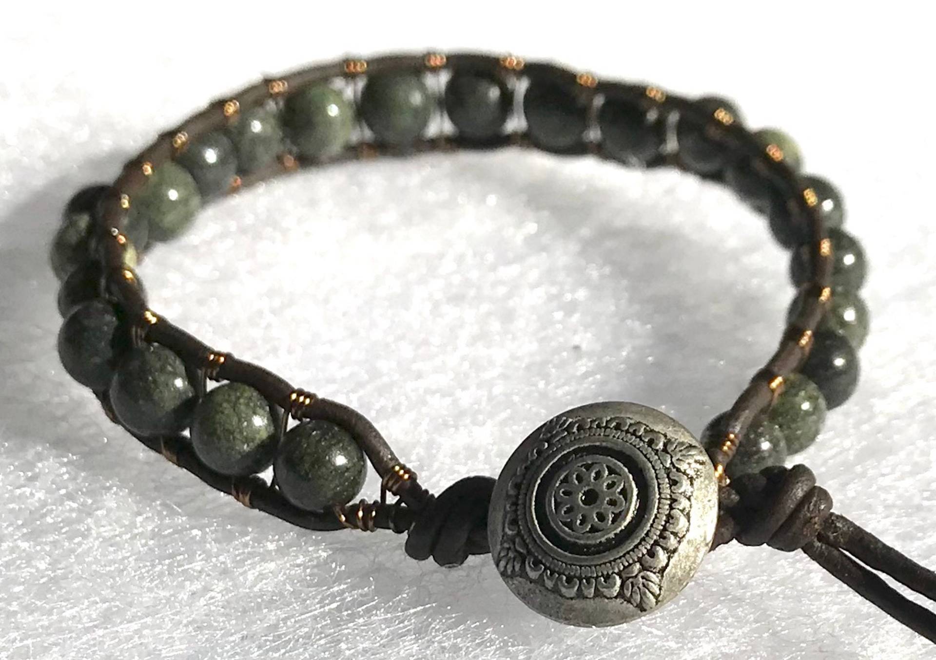 Hübsche Grüne Serpentin Edelstein Leder & Messing Draht Wickeln Armband Mit Metall Knopf Verschluss von ricats