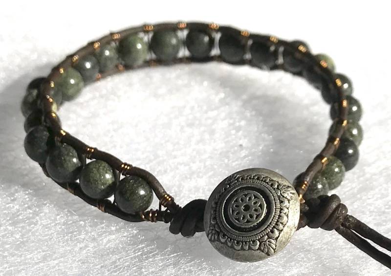 Hübsche Grüne Serpentin Edelstein Leder & Messing Draht Wickeln Armband Mit Metall Knopf Verschluss von ricats