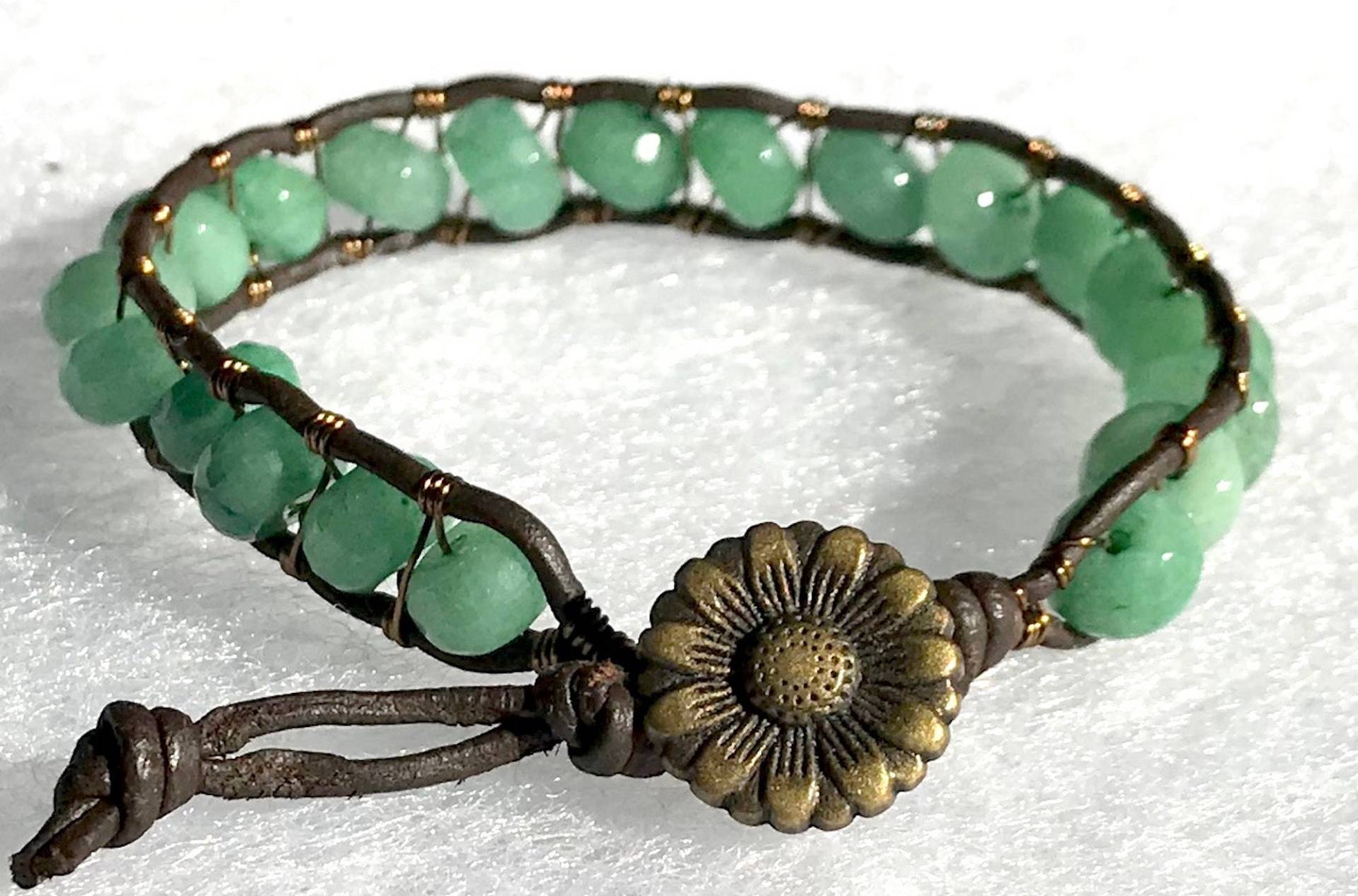 Hübsche Grüne Smaragd Edelstein Perlen Und Metall Verschluss Leder & Messing Draht Wickeln Armband von ricats