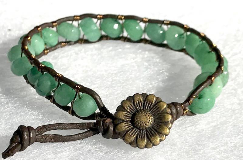 Hübsche Grüne Smaragd Edelstein Perlen Und Metall Verschluss Leder & Messing Draht Wickeln Armband von ricats