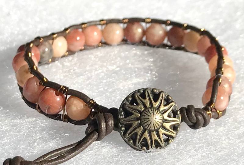 Hübsche Lepidolite Edelstein Perlen Und Metall Verschluss Leder & Messing Draht Wickeln Armband von ricats