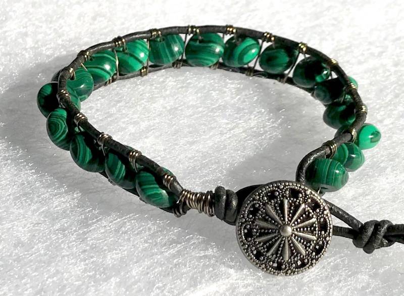 Hübsche Malachit Edelstein Perlen Leder & Messing Draht Wickeln Armband Mit Metall Knopf Verschluss von ricats