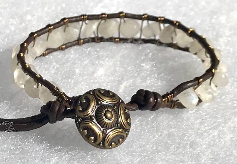 Hübsche Mondstein Edelstein Leder & Messing Draht Wickeln Armband von ricats