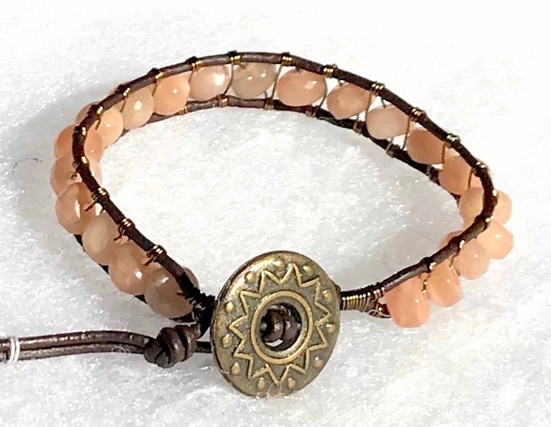 Hübsche Orange Muscavite Edelstein Leder & Messing Draht Wickeln Armband von ricats