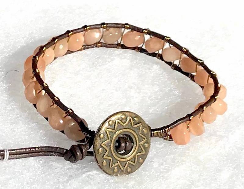 Hübsche Orange Muscavite Edelstein Leder & Messing Draht Wickeln Armband von ricats