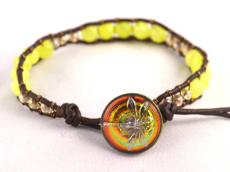 Hübsche Peridot Edelstein Leder & Messing Draht Wickelarmband Mit Libelle-Glas-Knopf-Verschluss von ricats