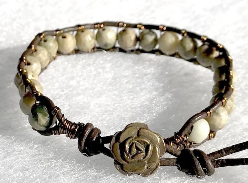 Hübsche Rhyolite Greeen Edelstein Perlen Und Metall Verschluss Leder & Messing Draht Wickeln Armband von ricats