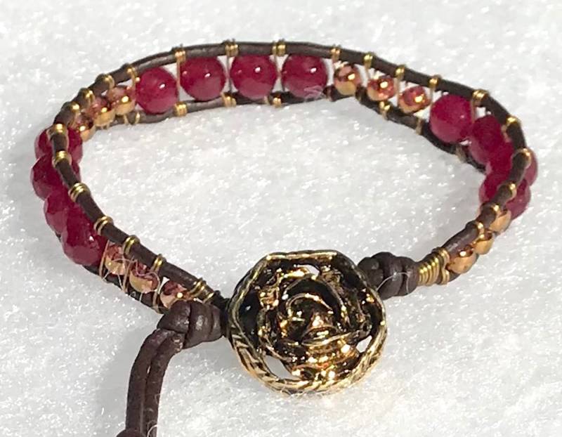 Hübsche Rote Edelstein Leder & Messing Draht Wickeln Armband von ricats