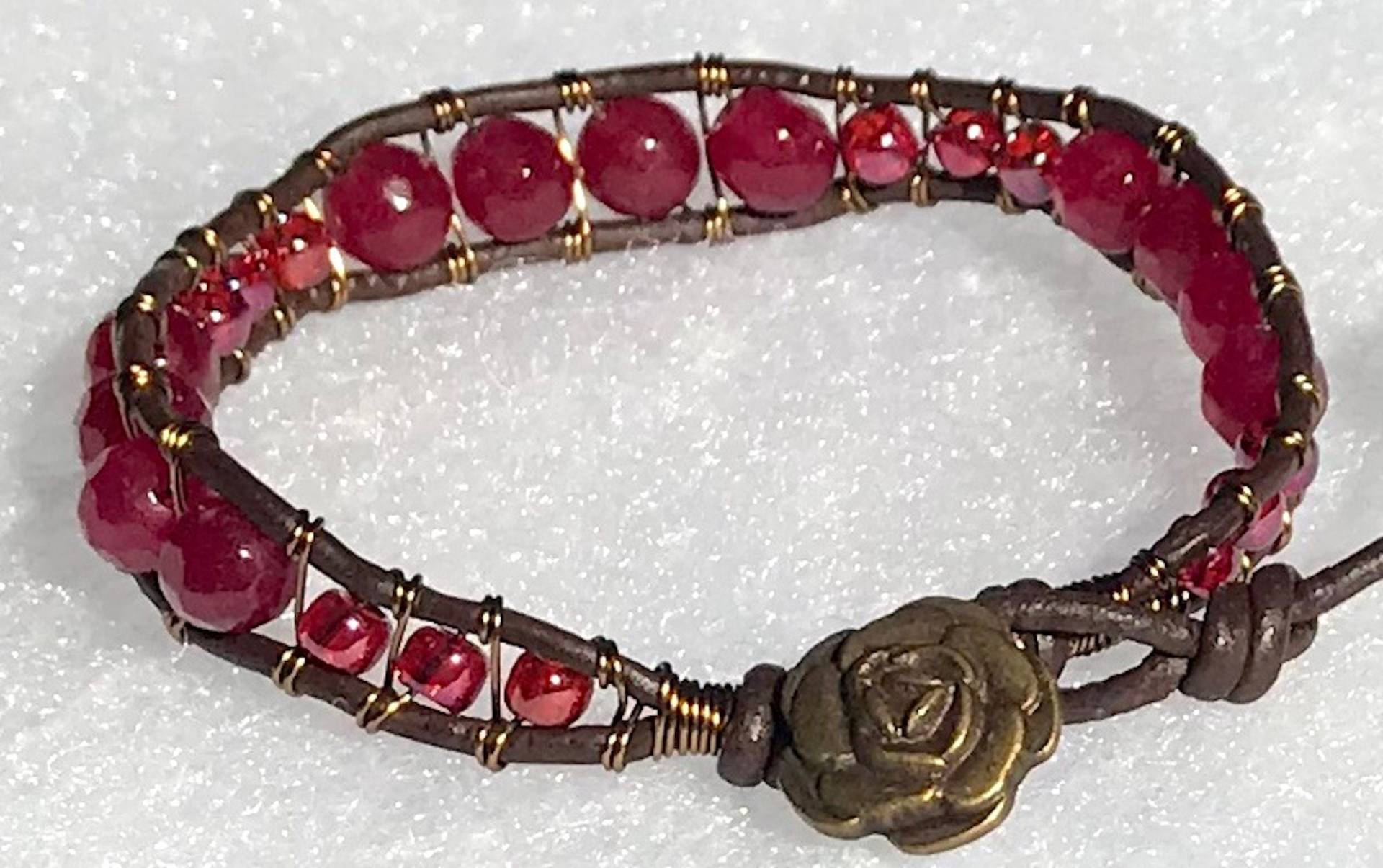 Hübsche Rote Edelstein Leder & Messing Draht Wickeln Armband von ricats