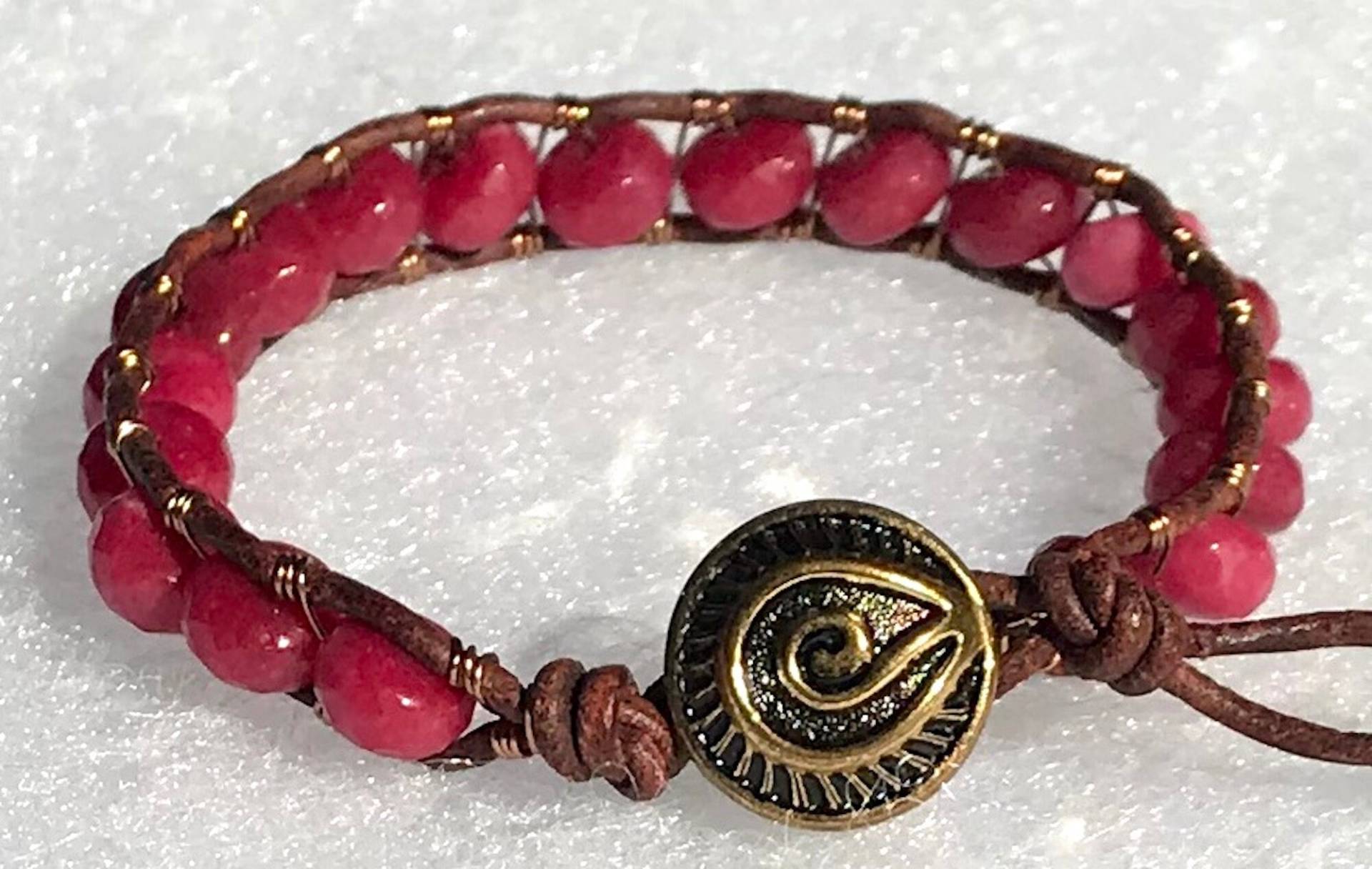 Hübsche Rubin Edelstein Und Metall Verschluss Leder & Messing Draht Wickeln Armband von ricats