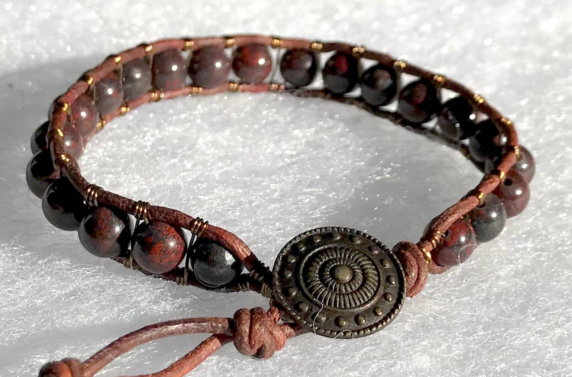 Hübsche Rubin Jaspis Edelstein Perlen Und Metall Verschluss Leder & Messing Draht Wickeln Armband von ricats