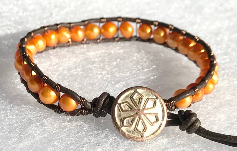 Hübsche Süßwasser Perle Leder & Messing Draht Wickeln Armband Mit Metall Knopf Verschluss von ricats