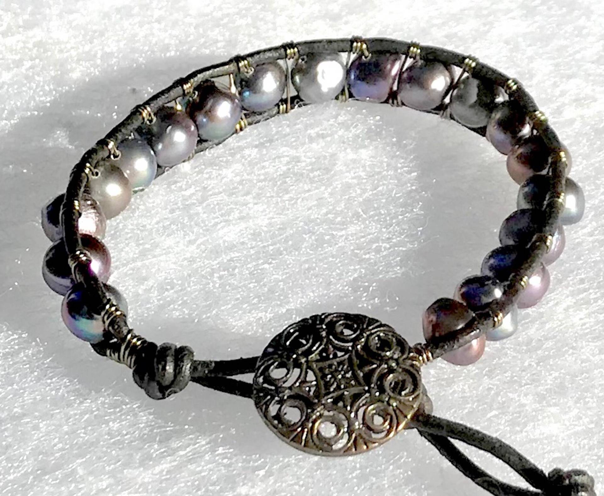 Hübsche Süßwasser Perle Leder & Messing Draht Wickeln Armband Mit Metall Knopf Verschluss von ricats