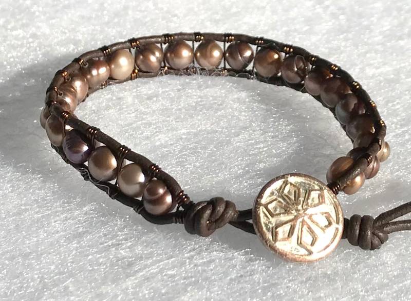 Hübsche Süßwasser Perle Leder & Messing Draht Wickeln Armband Mit Metall Knopf Verschluss von ricats