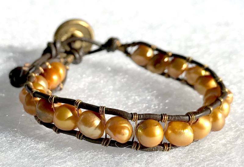 Hübsche Süßwasser Perle Leder & Messing Draht Wickeln Armband Mit Metall Knopf Verschluss von ricats