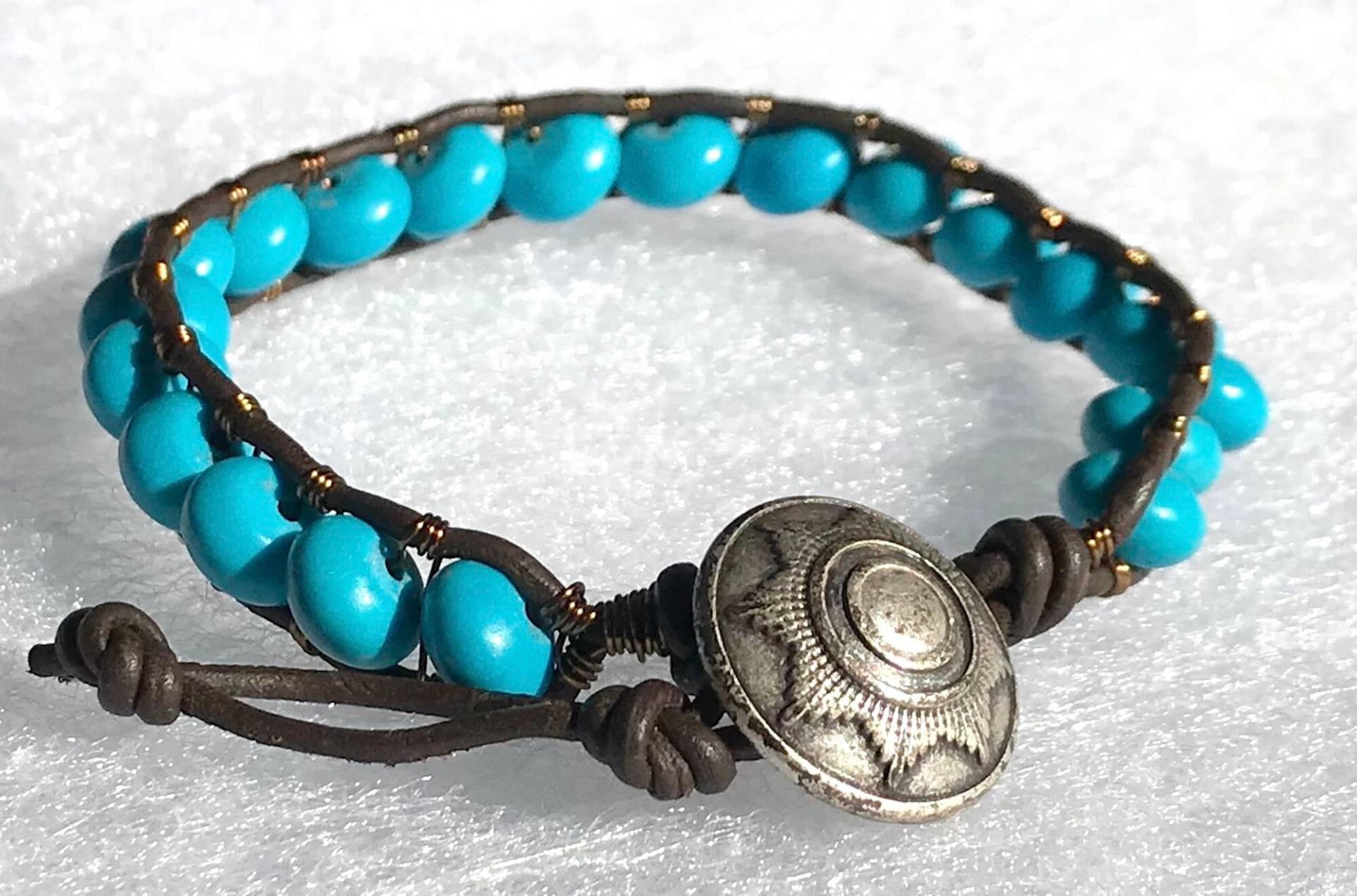 Hübsche Türkis Edelstein Leder & Messing Draht Wickeln Armband von ricats