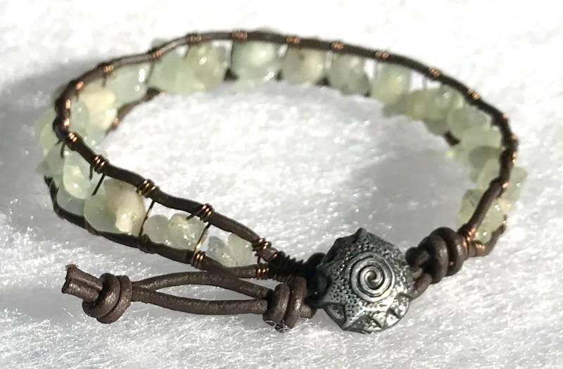 Ziemlich Blass Blau Aquamarin Chip Edelstein Leder & Messing Draht Wickeln Armband von ricats