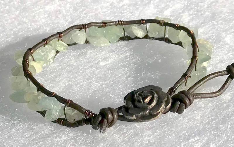 Ziemlich Blass Blau Aquamarin Chip Edelstein Leder & Messing Draht Wickeln Armband von ricats