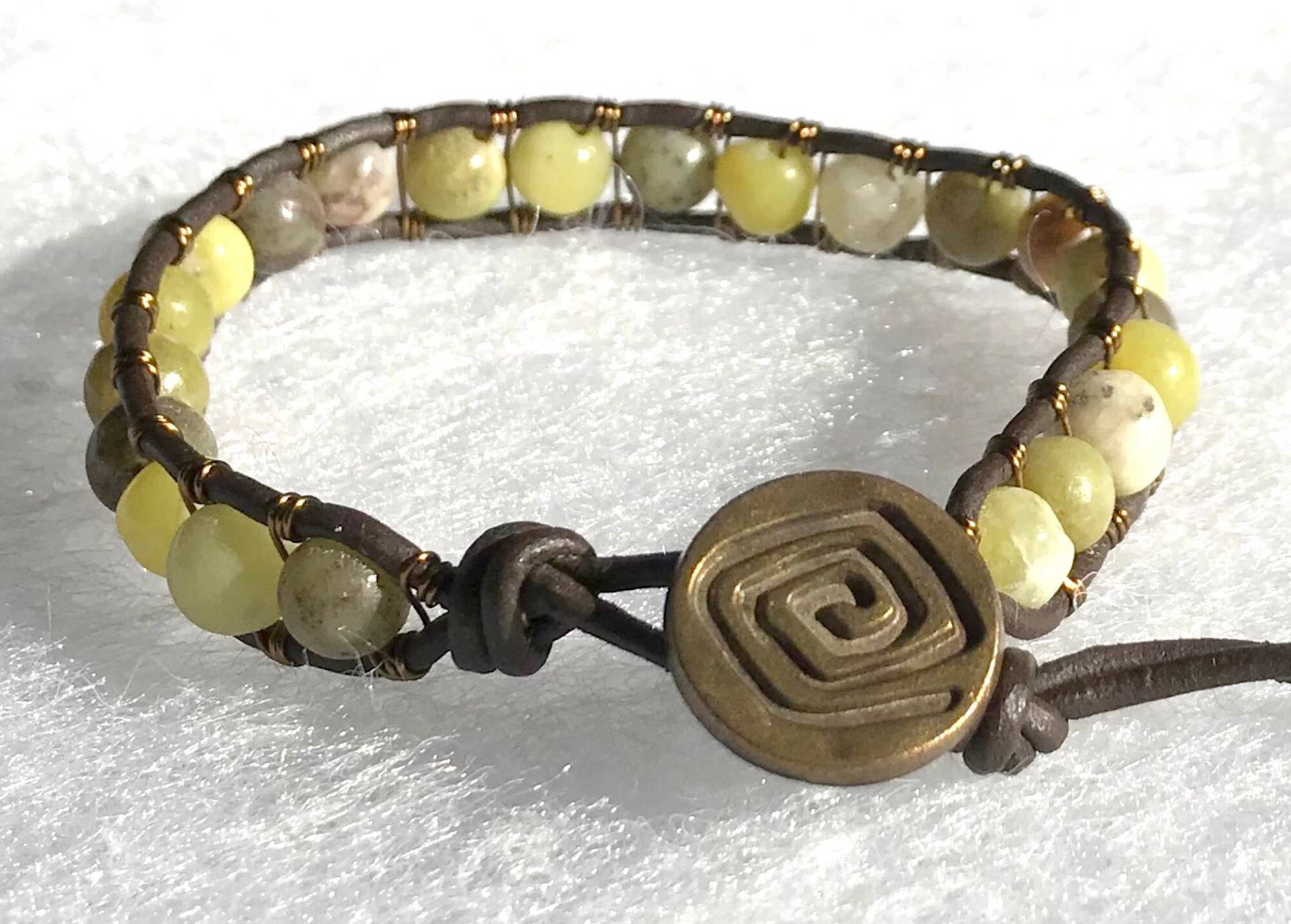 Ziemlich Erdig Grün Serpentin Edelstein Leder & Messing Draht Wickeln Armband von ricats