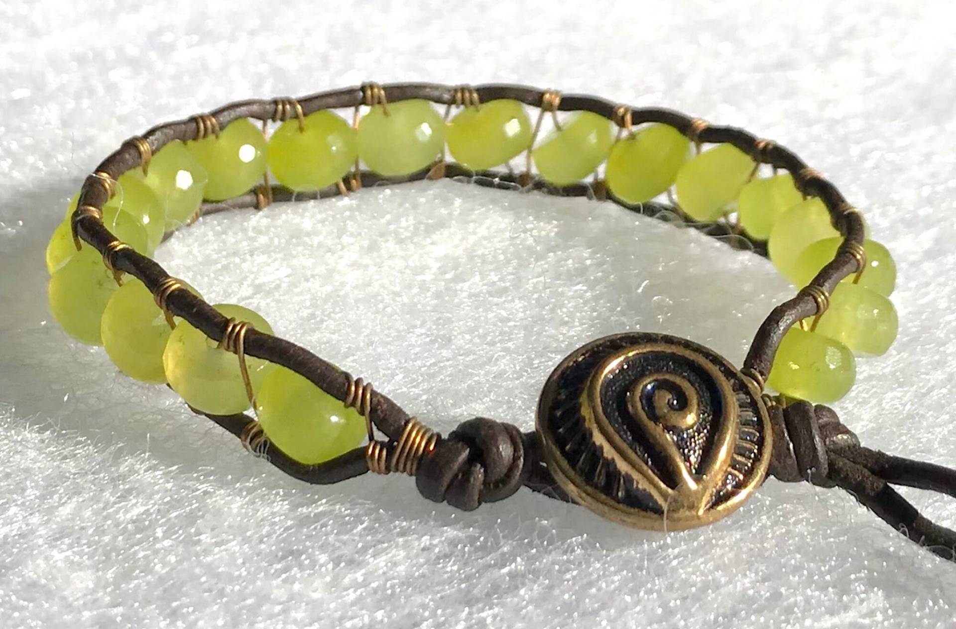 Ziemlich Grün Peridot Edelstein Leder & Messing Draht Wickeln Armband von ricats