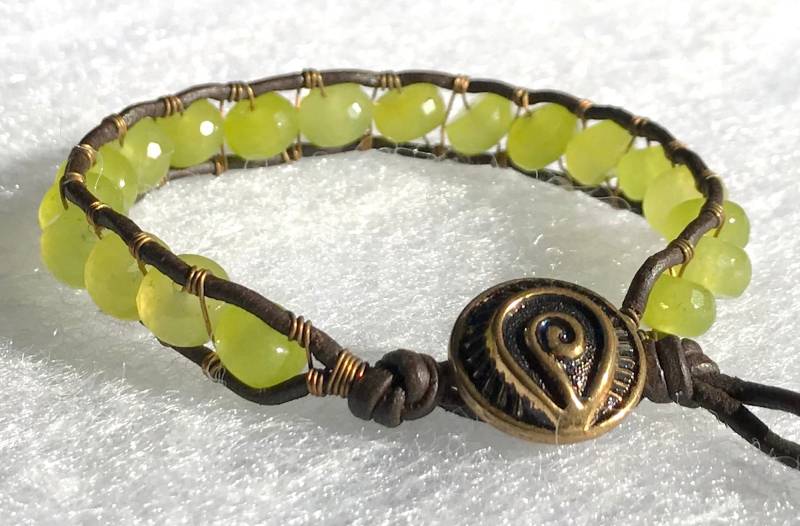 Ziemlich Grün Peridot Edelstein Leder & Messing Draht Wickeln Armband von ricats