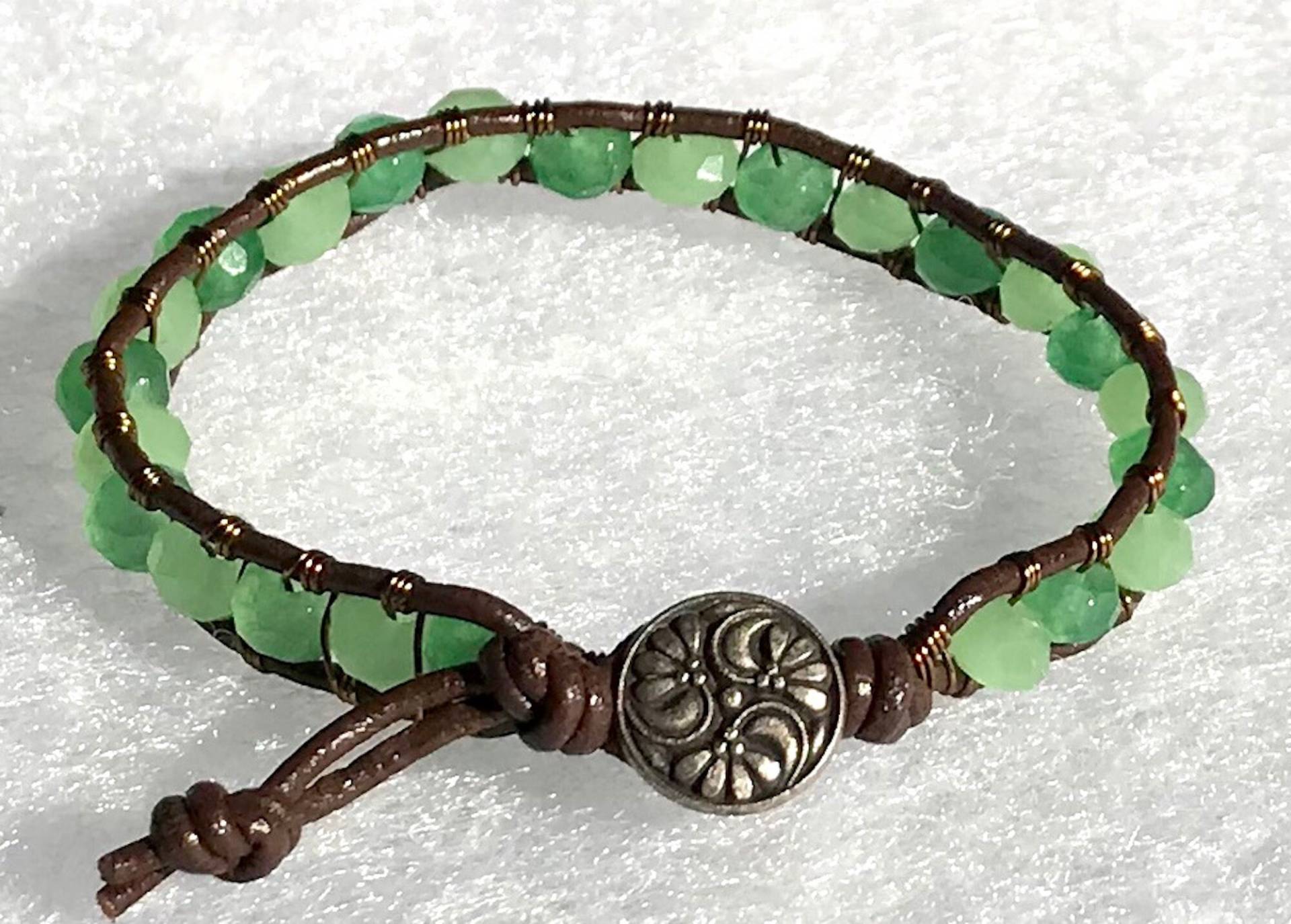 Ziemlich Grün Smaragd Und Peridot Edelstein Leder & Messing Draht Wickeln Armband Mit Metall Knopf Verschluss von ricats