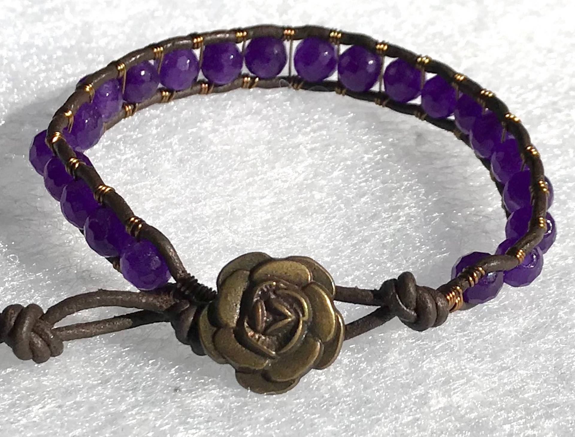 Ziemlich Lila Edelstein Leder & Messing Draht Wickeln Armband Mit Metall Knopf Verschluss von ricats