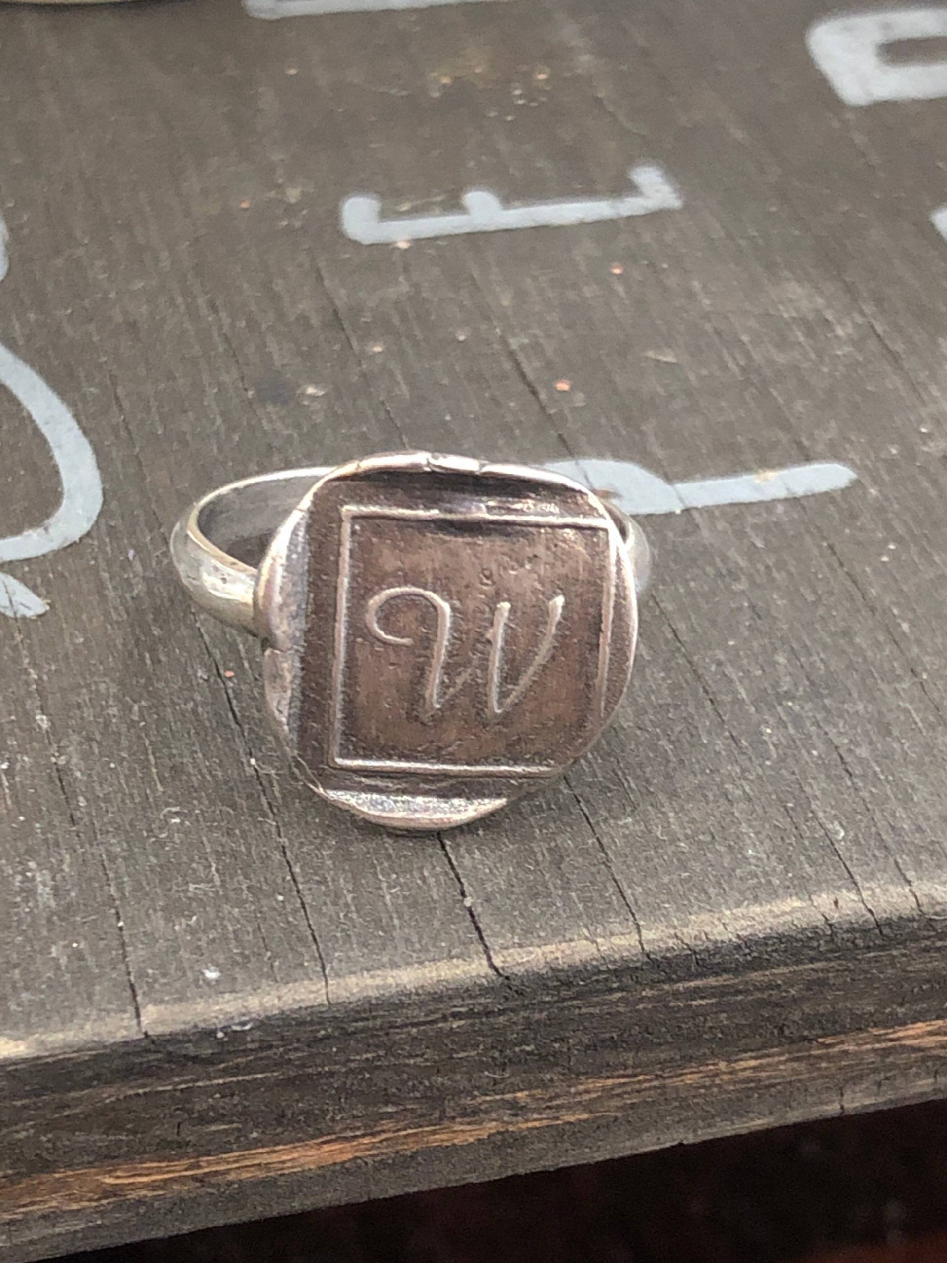 Buchstabe W Wachs Siegel Stil Ring Sterling Silber Initial von ricciworthdesigns