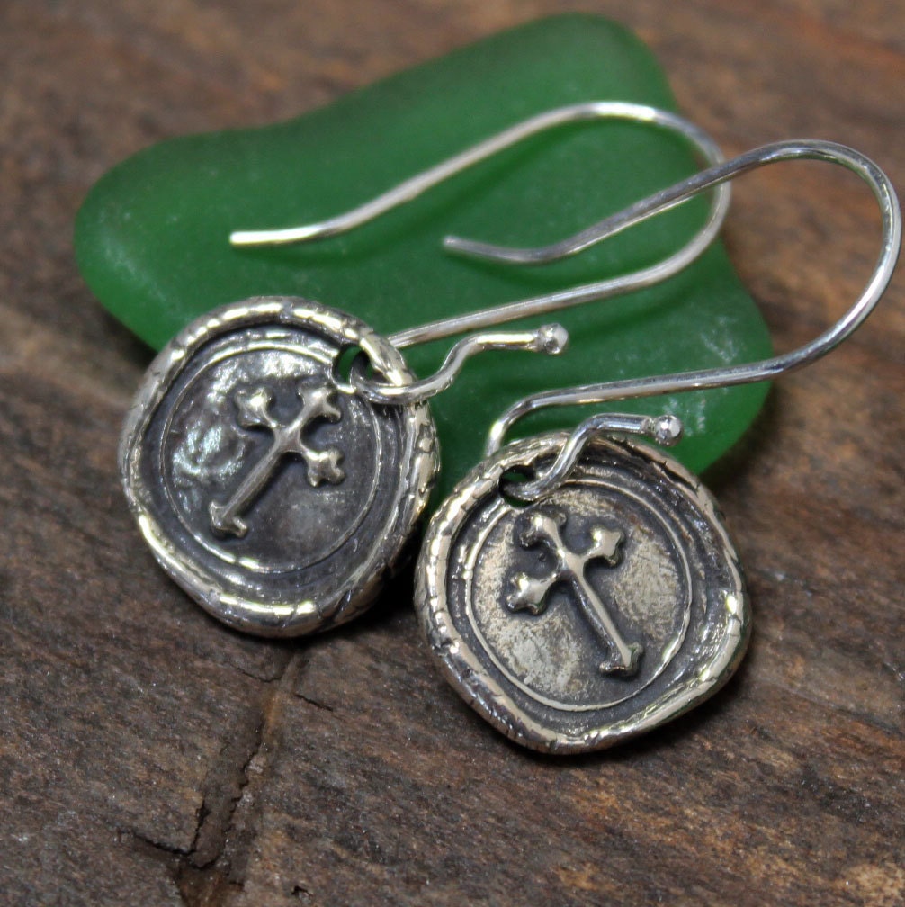 Kreuz Ohrringe Sterling Silber Wachs-Siegel-Stil von ricciworthdesigns