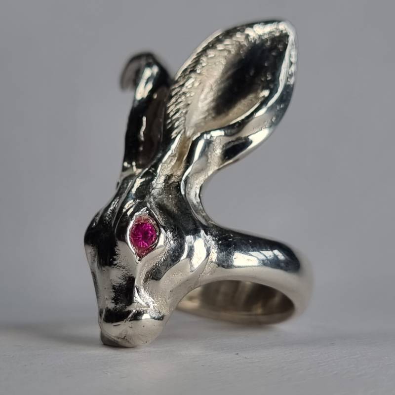 Ruby Eyed Hare Ring Handgemacht in London Aus Recyceltem Sterlingsilber Und Im Labor Gewachsenen Rubinen Ruby Eyed Hare Ring Handgemacht in London Aus Recyceltem Sterlingsilber Und Im Labor Gewachsenen Rubinen von richardchown
