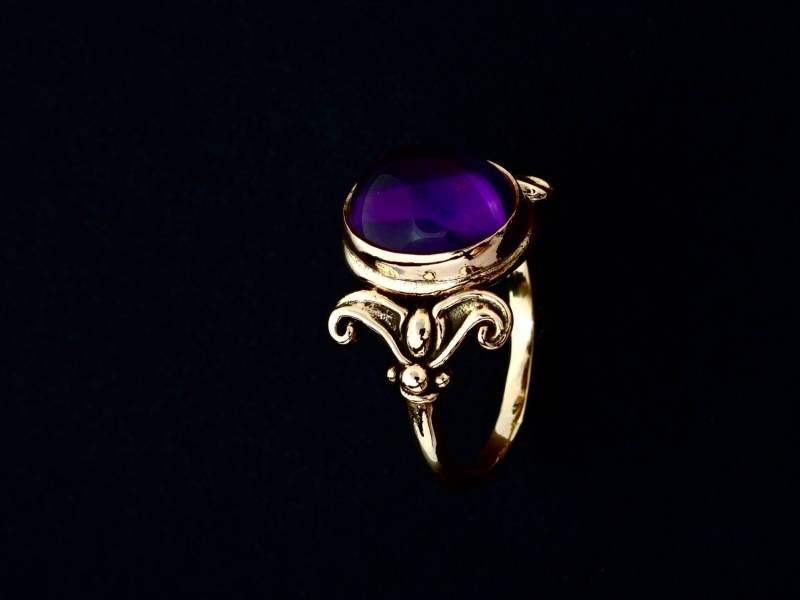 Amethyst Ring - Handarbeit 14 Kt Gold "Volute Stil" Mit 10x12mm Ovale Cabochon von rickmahonskigold