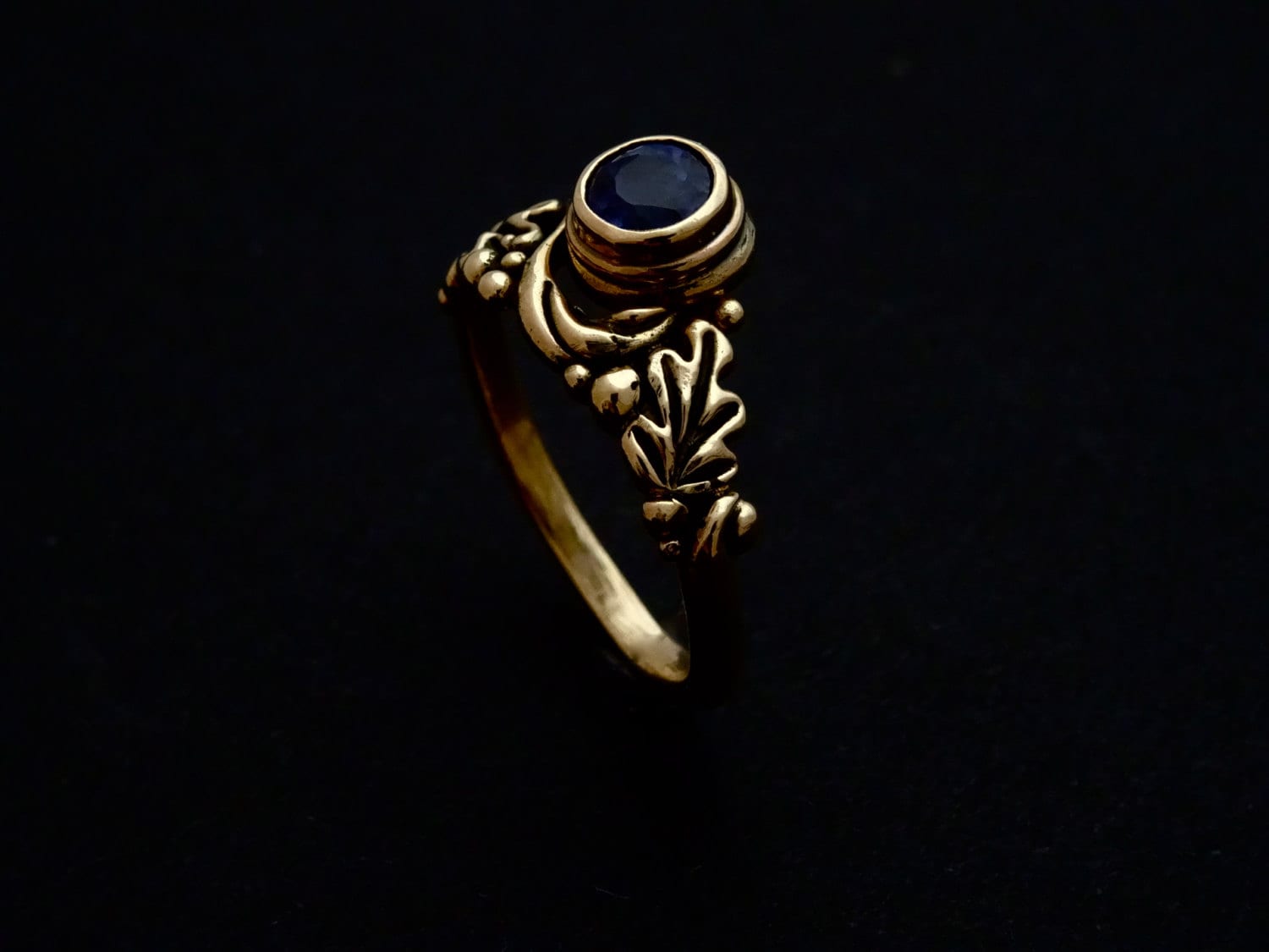 Blauer Saphir-Ring - Handgefertigte 14 Kt Gold "Oak Leaf" Ring Mit 5mm Rund Facettierten Blauen Saphir von rickmahonskigold