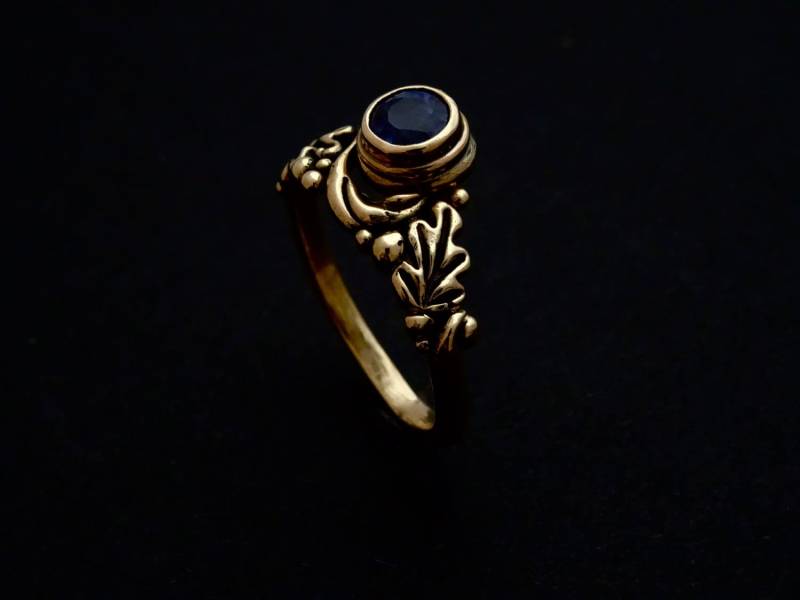Blauer Saphir-Ring - Handgefertigte 14 Kt Gold "Oak Leaf" Ring Mit 5mm Rund Facettierten Blauen Saphir von rickmahonskigold
